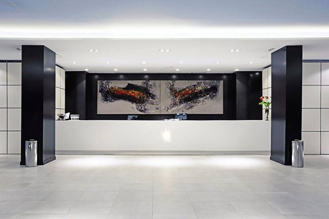 Empfangsbereich des Gran Canaria Princess Hotels mit modernem Design und großem Kunstwerk an der Wand.