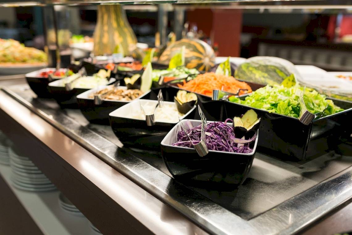 Buffet im HD Beach Resort mit verschiedenen Salaten, Gemüse und Aufschnitt.