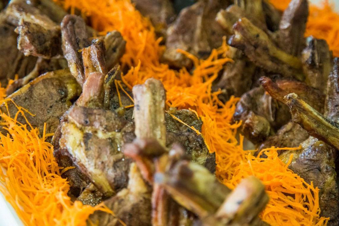 Gegrilltes Fleisch mit Mohren im Callisto Holiday Village