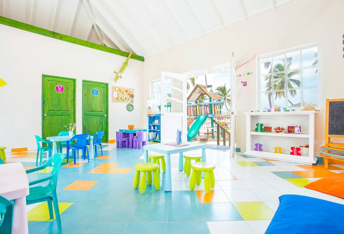 Kinderzimmer im Sunscape Coco Punta Cana mit farbenfrohen Möbeln und Spielzeug.