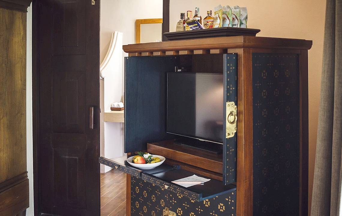 Fernseher in einem Schrank im Saree Samui Resort Zimmer