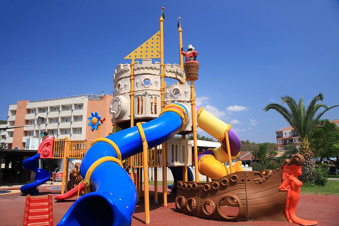 Kinderspielplatz des Club Yali Hotels & Resort mit Burg, Rutschen und Meerjungfrau.