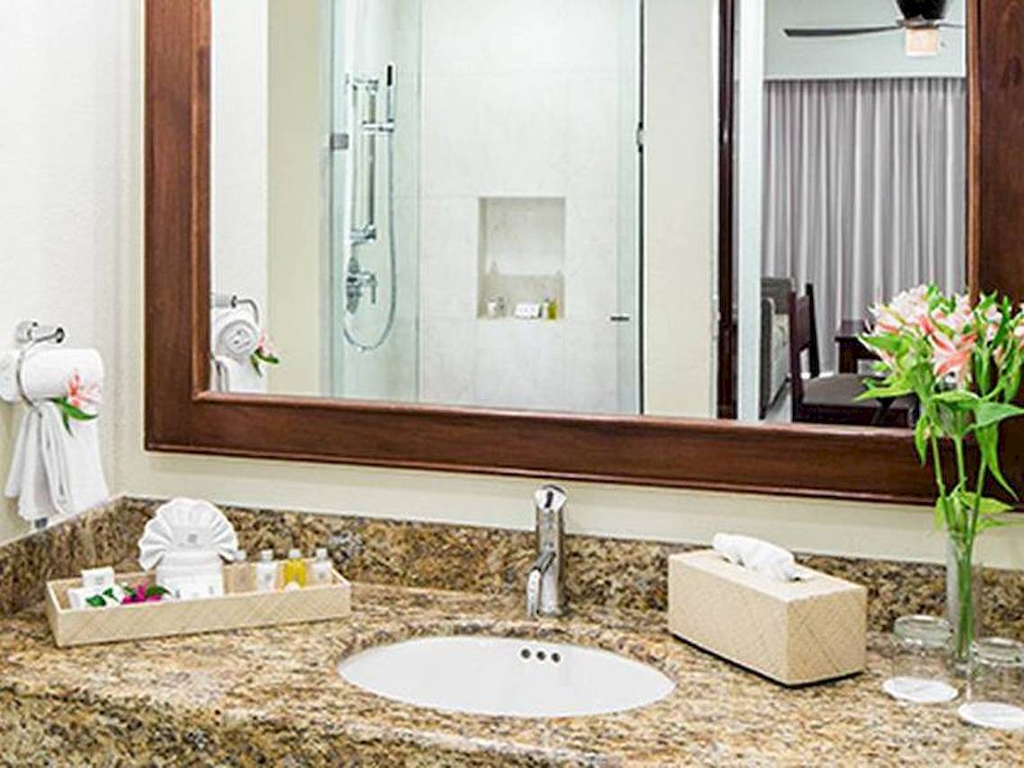 Badezimmer im BlueBay Grand Esmeralda Hotel mit Spiegel, Waschbecken und Toilettenartikeln