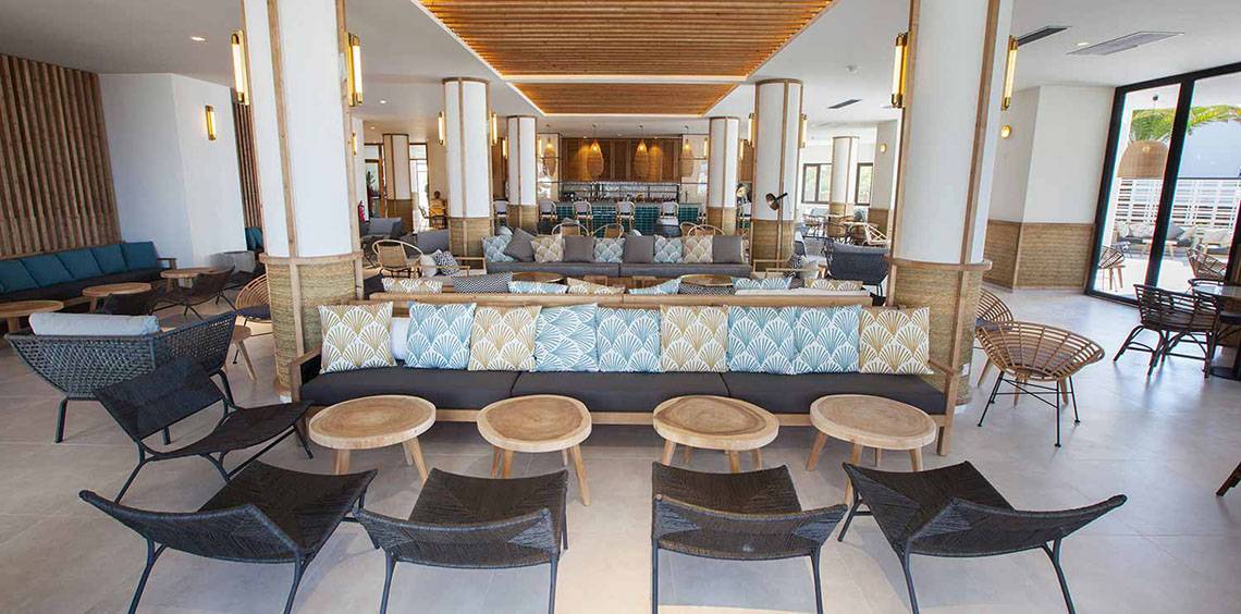 Innenbereich des Corallium Dunamar Garden Hotels mit Loungebereich und Möbeln.