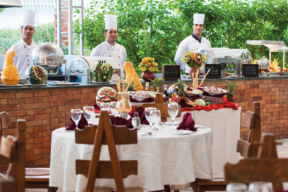 Buffettisch im Ghazala Beach Hotel mit Köchen im Hintergrund und verschiedenen Speisen.