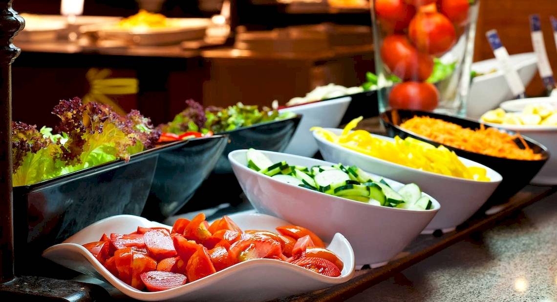 Buffetmahlzeit im Occidental Playa de Palma Hotel mit verschiedenen Salaten und Gemüsen