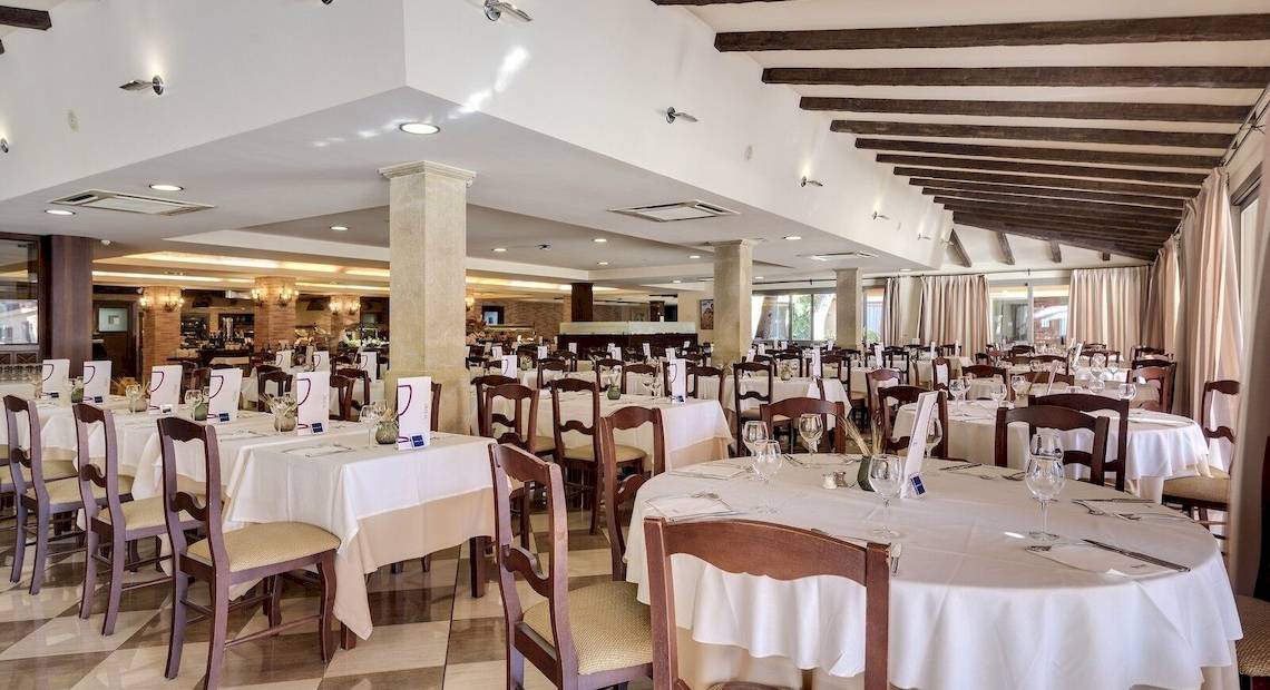 Innenansicht des Speisesaals im Occidental Playa de Palma Hotel mit gedeckten Tischen und Stühlen.