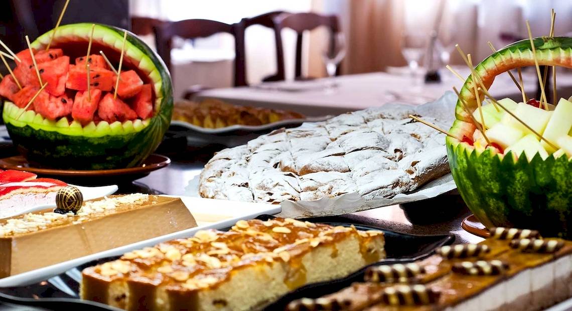 Frühstücksbuffet im Occidental Playa de Palma mit verschiedenen Desserts und Früchten.