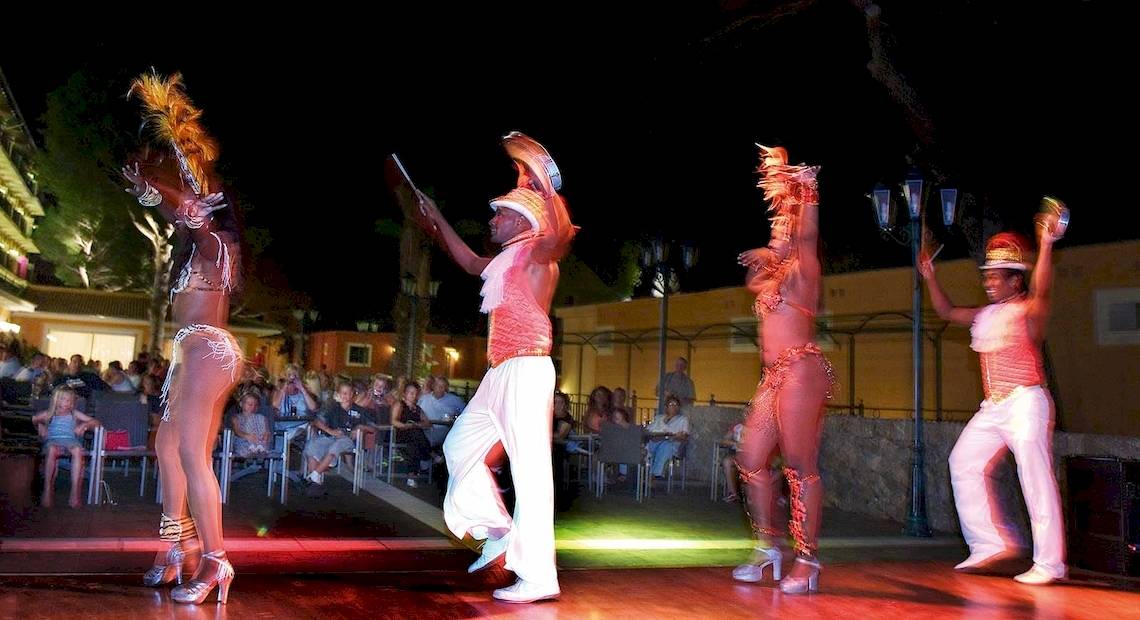 Abendshow im Occidental Playa de Palma Hotel mit Tänzern und Publikum.