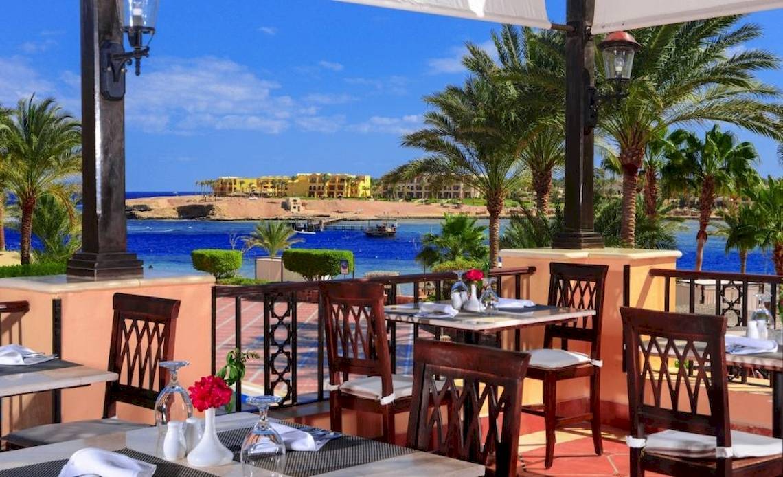Terrasse des Steigenberger Coraya Beach Hotels mit Blick auf das Meer.