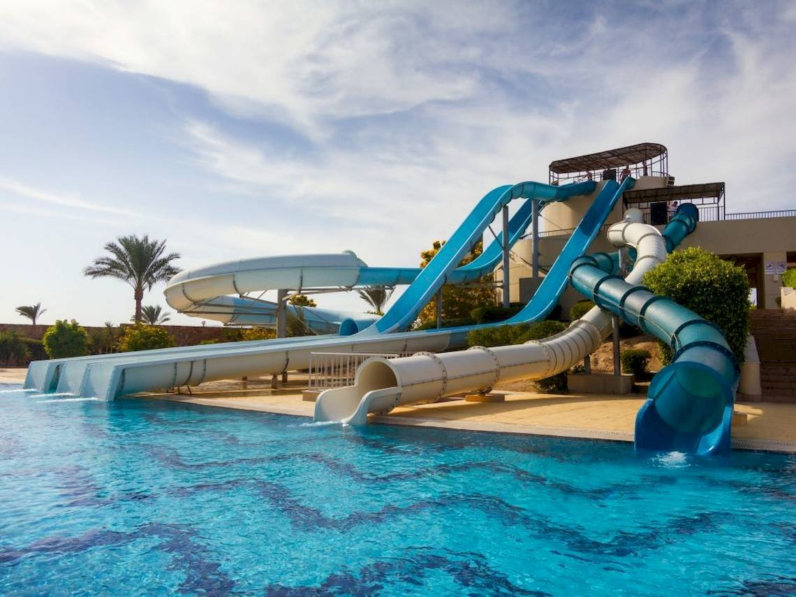 Wasserrutschen am Steigenberger Coraya Beach Hotel im Freien.