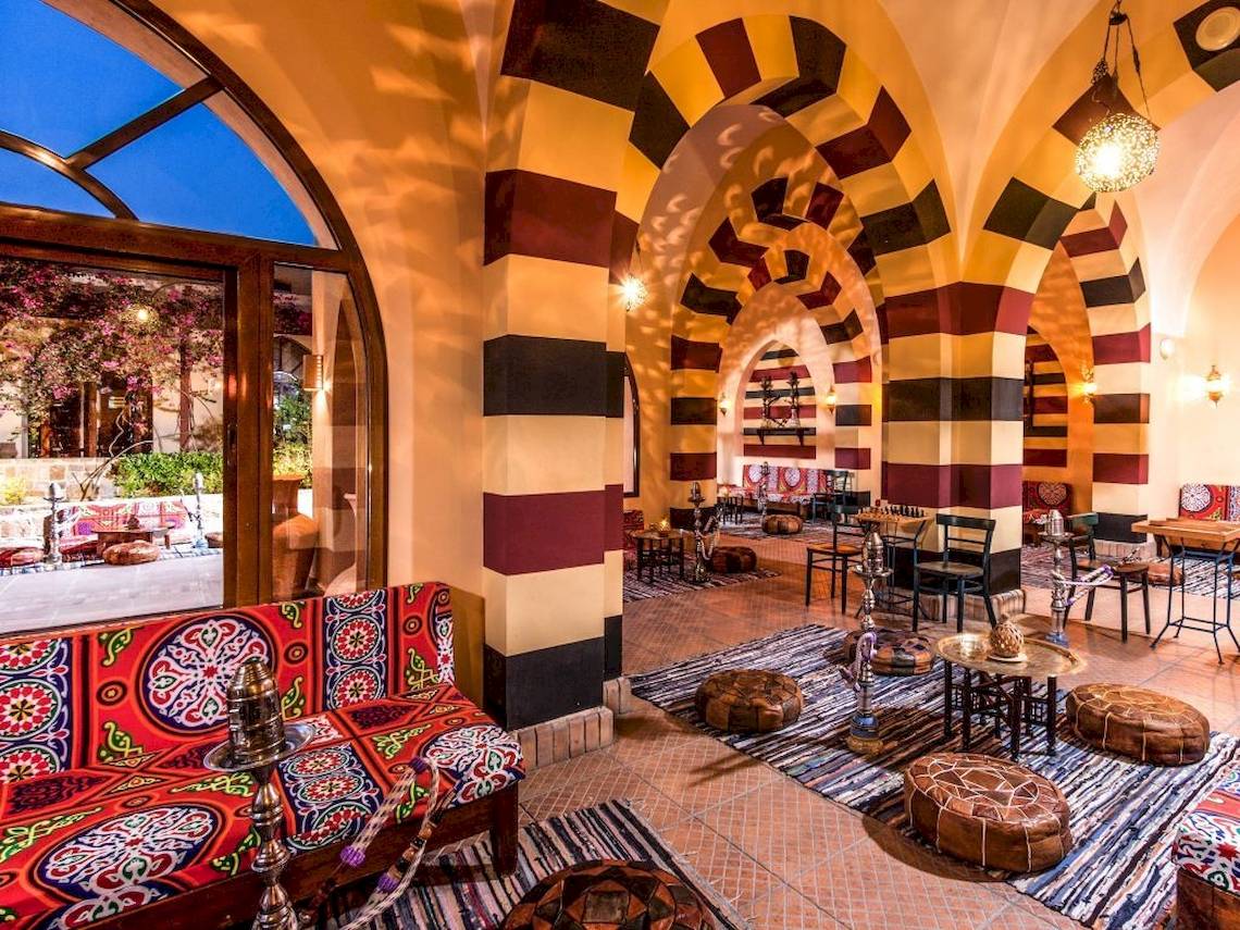 Innenbereich des Steigenberger Coraya Beach Hotel mit bunten Sofas und Teppichen.
