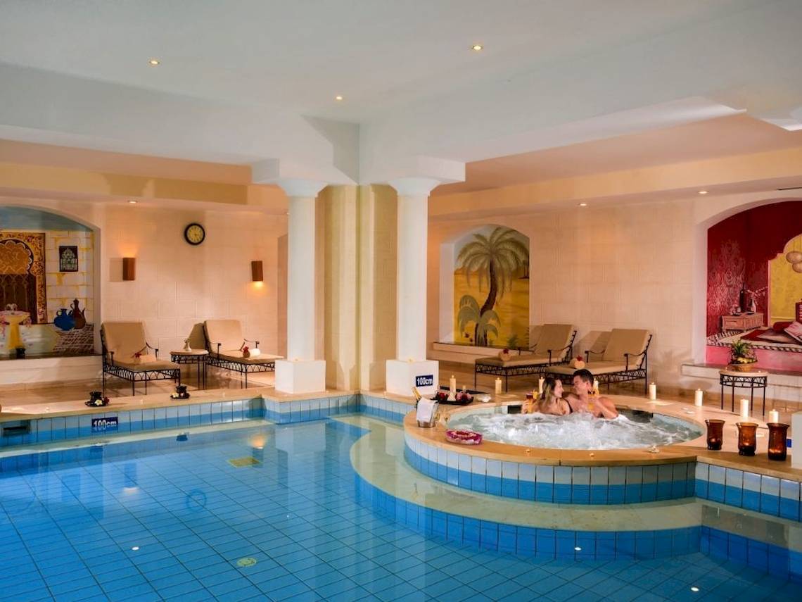 Poolbereich im Steigenberger Coraya Beach Hotel mit einer Frau und einem Mann im Whirlpool.