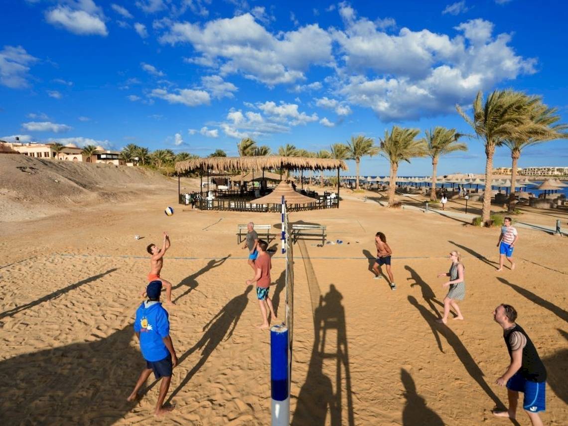 Volleyballspiel auf dem Sandstrand des Steigenberger Coraya Beach Hotels.