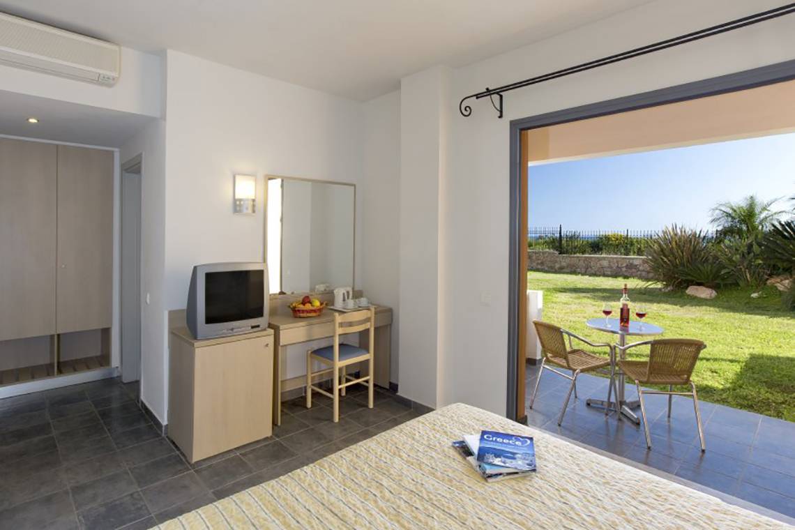 Hotelzimmer im Atlantica Mikri Poli auf Rhodos mit Blick auf einen Garten.