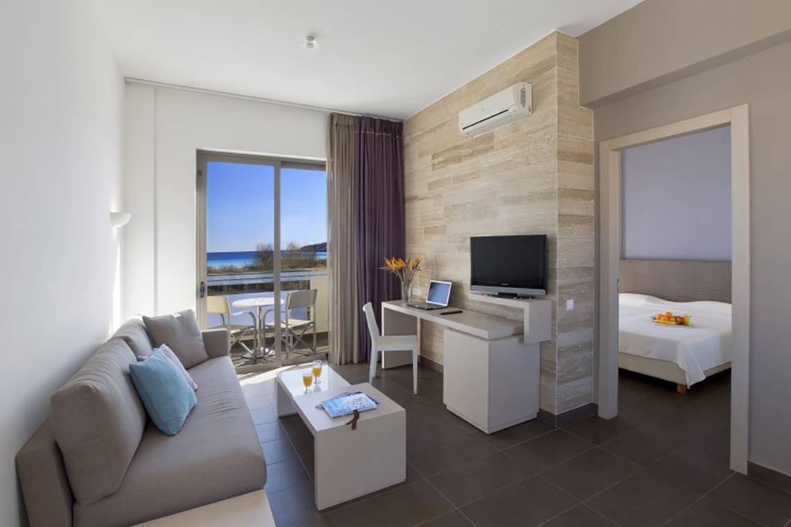 Innenansicht der Suite im Atlantica Mikri Poli Hotel auf Rhodos mit Blick auf den Balkon.