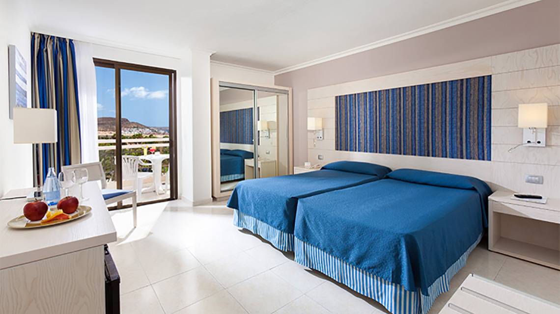 Hotelzimmer mit zwei Betten, Balkon und Meerblick im Tigotan Lovers & Friends Playa de las Americas