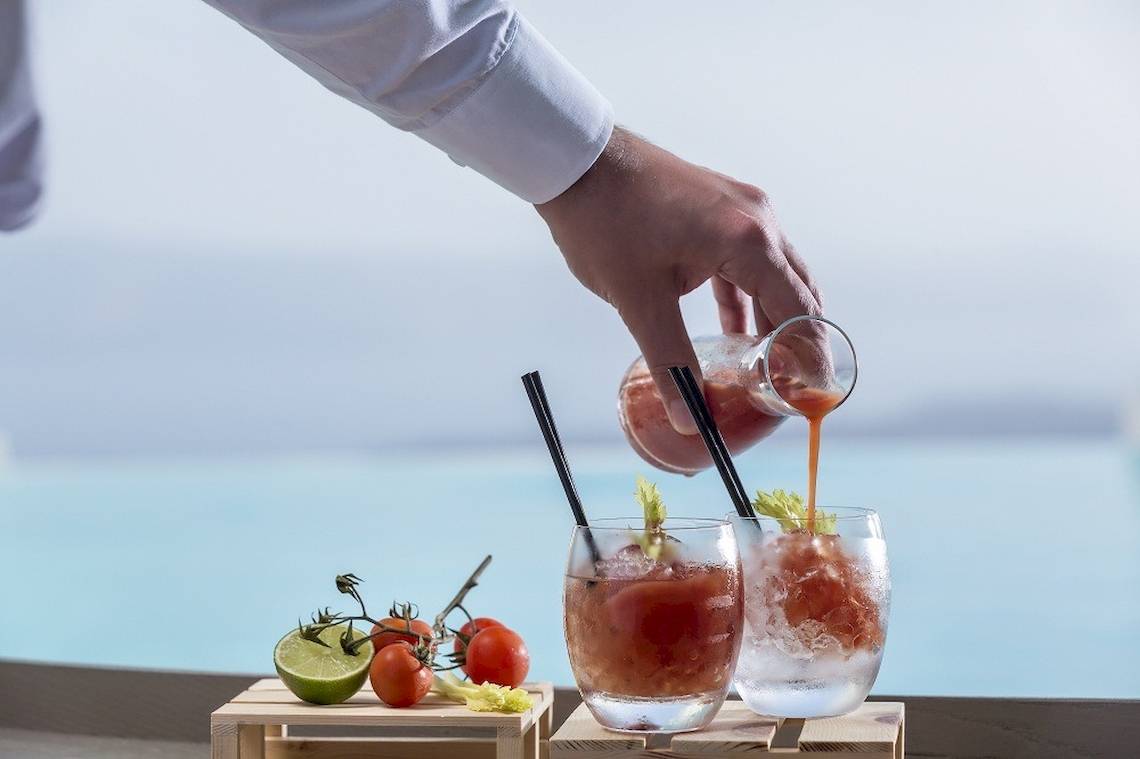 Cocktailzubereitung im Katikies Chromata Santorini Hotel mit Blick auf das Meer
