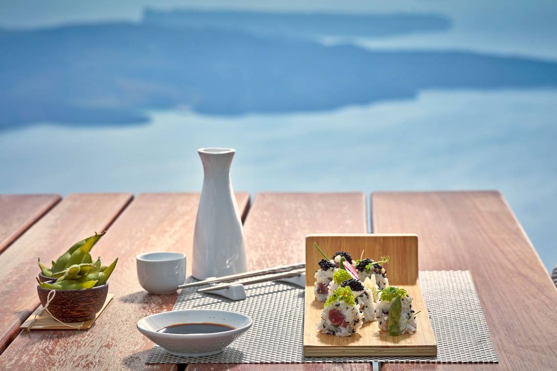 Sushi auf Holzplatte mit Sojasauce und Sojabohnen vor dem Katikies Chromata Hotel auf Santorini