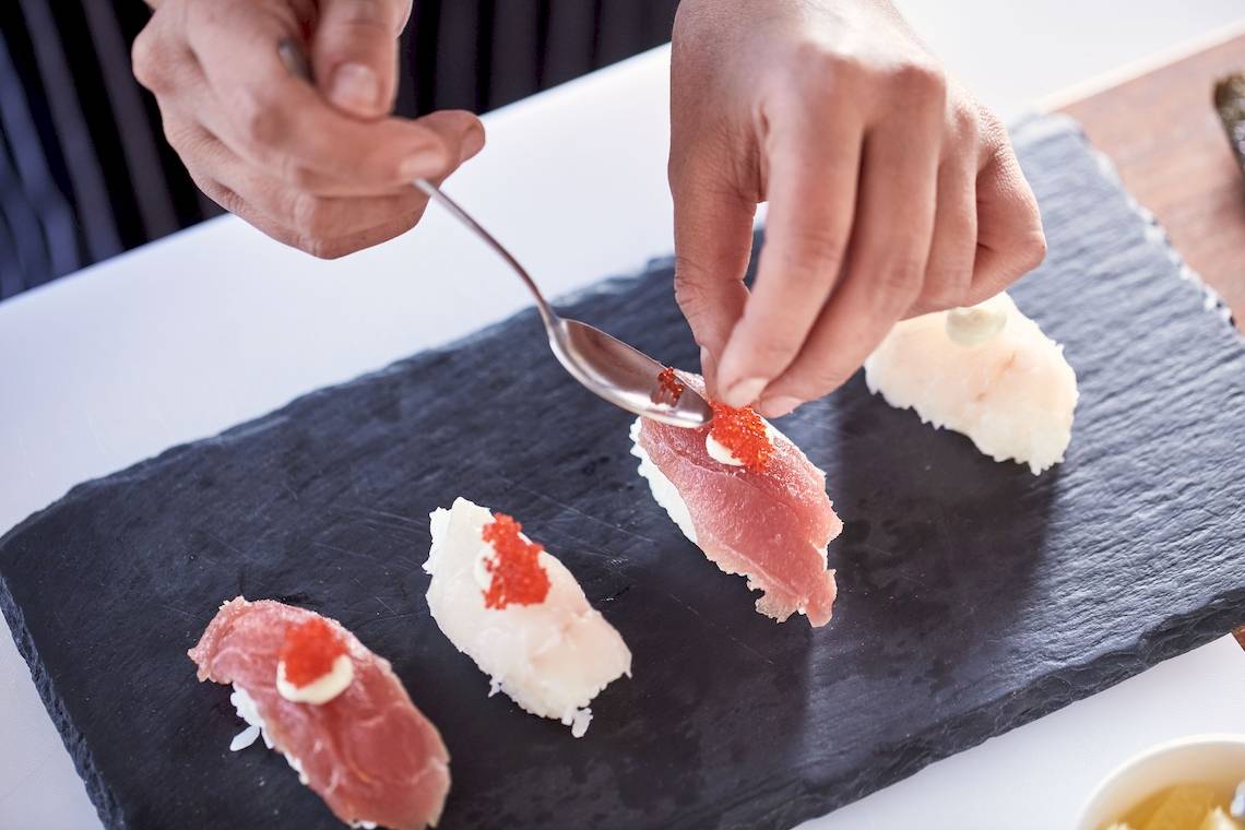 Sushiplatter auf dem Tisch im Katikies Chromata Hotel auf Santorini.