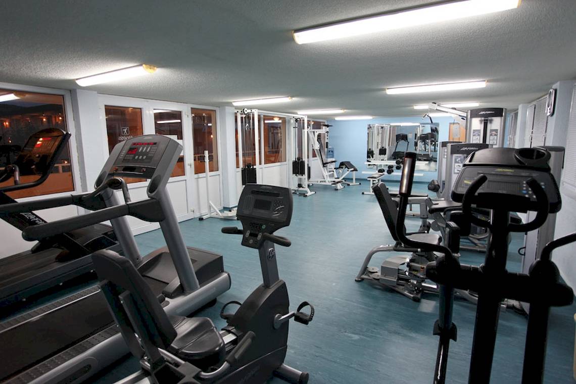 Fitnessraum im DIT Evrika Beach Club Hotel mit Laufband, Fahrradtrainer und anderen Fitnessgeräten.