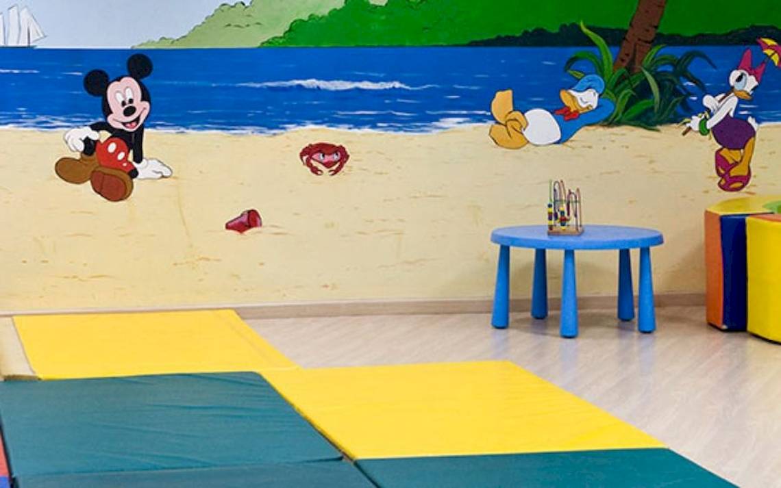 Disney-Thema-Zimmer im Alexandre Hotel Gala mit Wandmalerei von Mickey und Donald an einem Strand