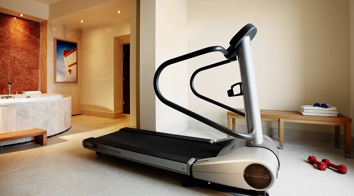 Laufband in der Wellness-Ecke mit Whirlpool und Fitnessgeräten im Daios Cove Luxury Resort & Villas