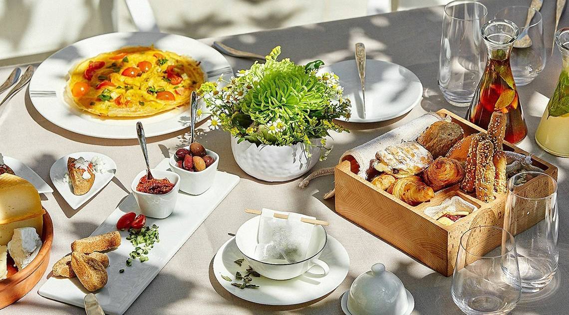 Frühstücksbuffet im Daios Cove Luxury Resort & Villas mit verschiedenen Gerichten und Getränken.