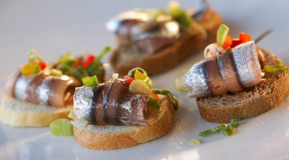 Fischhappen auf Toast im Daios Cove Luxury Resort & Villas