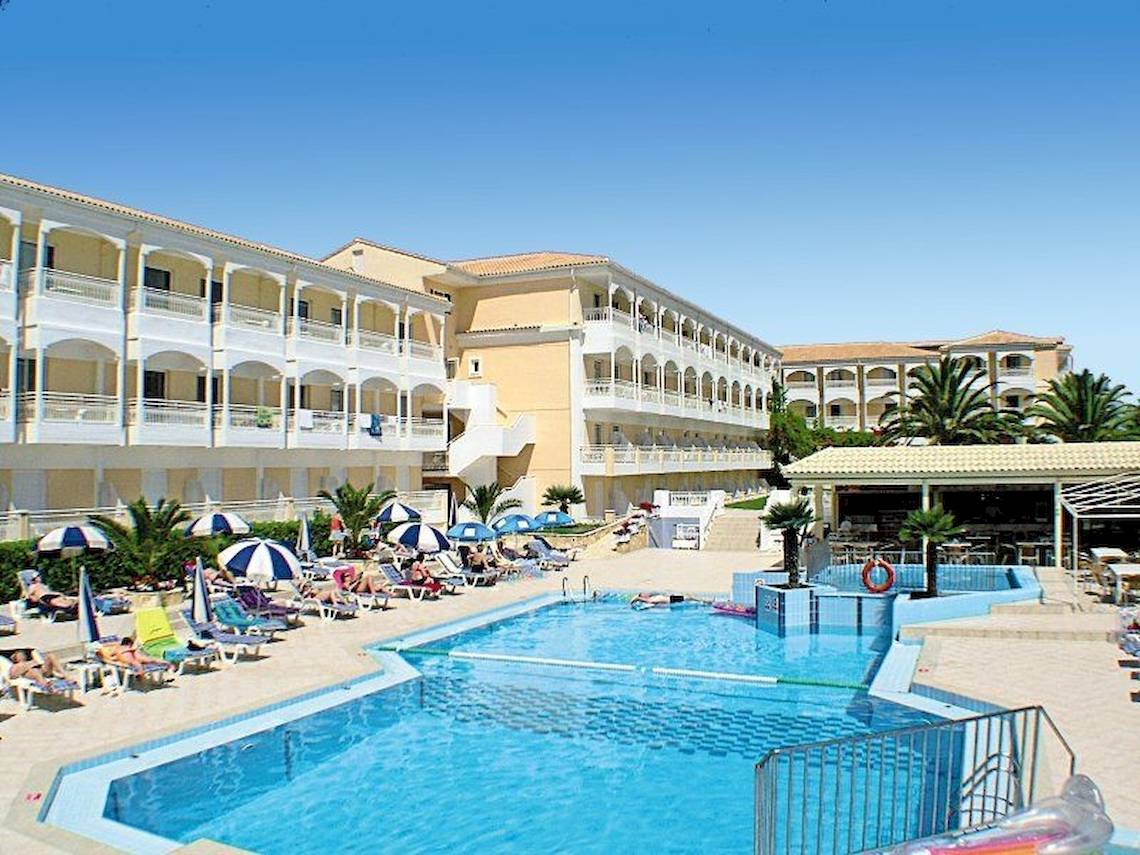 Außenbereich des Poseidon Beach Hotels mit Swimmingpool und Liegestühlen