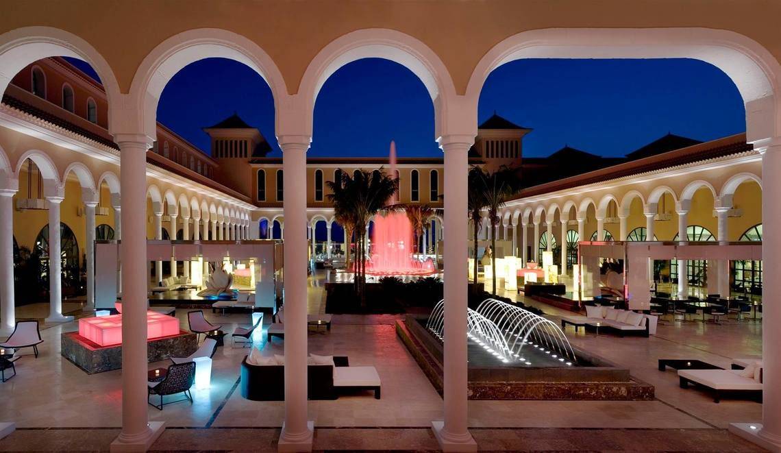 Gran Melia Palacio de Isora Hotel bei Nacht mit Brunnen und Loungebereich