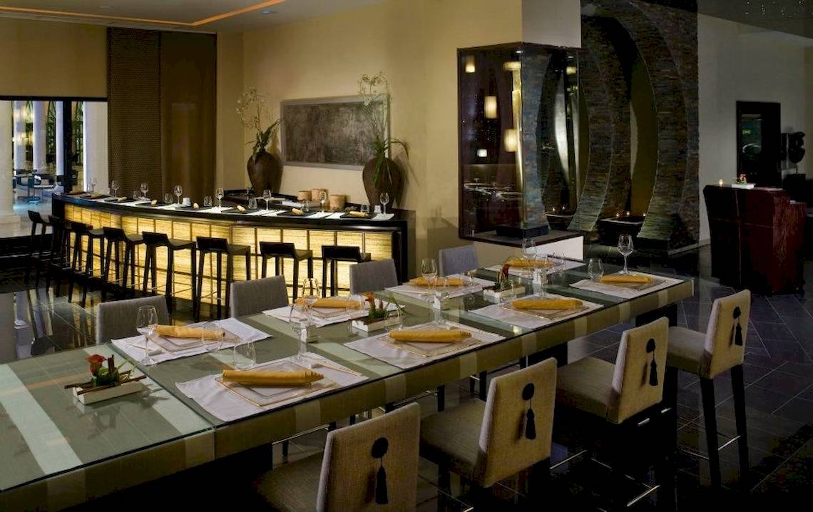 Gran Melia Palacio de Isora Restaurant mit Tisch und Stühlen