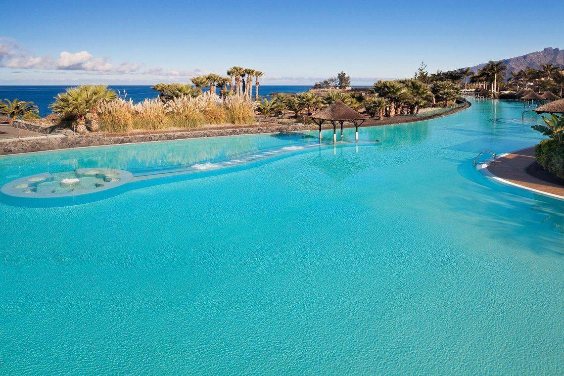 Außenpool des Gran Melia Palacio de Isora Hotel am Strand