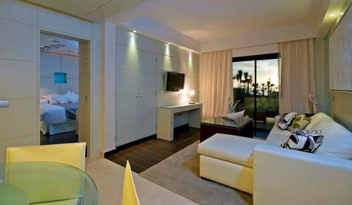 Innenansicht des Gran Melia Palacio de Isora Hotels mit Wohnzimmer, Schlafzimmer und Schreibtisch