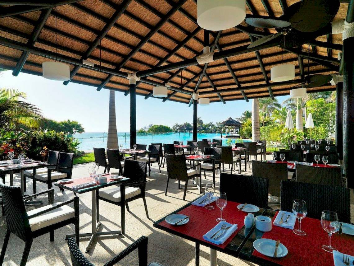 Restaurantterrasse des Gran Melia Palacio de Isora mit Blick auf den Pool und das Meer
