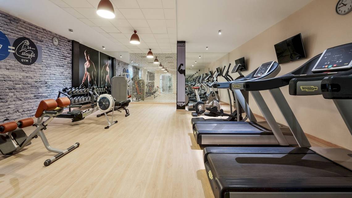 Fitnesscenter im Hyatt Place Taghazout Bay Hotel mit mehreren Laufbändern und Trainingsgeräten.