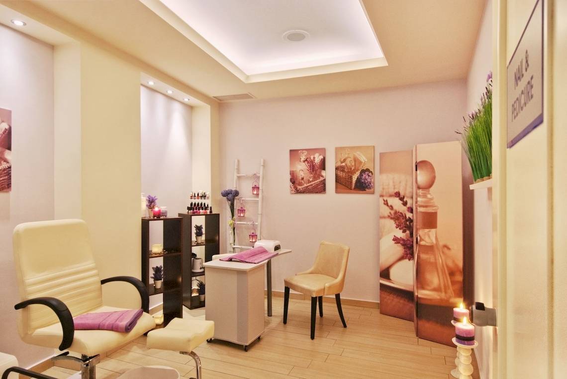 La Marquise Luxury Resort Complex Nagel- und Pediküre-Salon mit heller Einrichtung, zwei Stühlen, einem Tisch und Pflanzen.