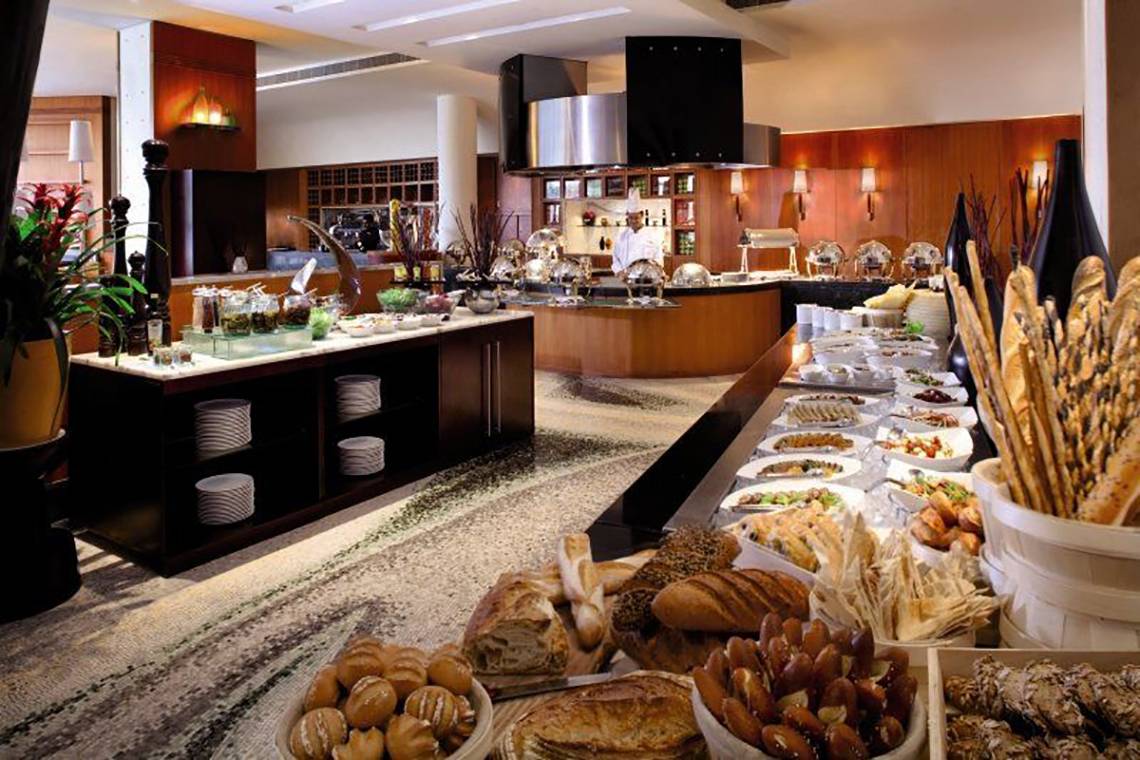 Frühstücksbuffet im Jumeirah Emirates Towers Hotel mit einer Vielzahl von Speisen.