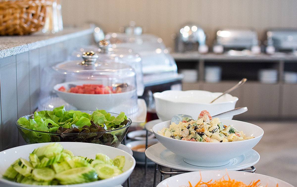 Buffet mit Salaten und Gerichten im Andaman Cannacia Resort