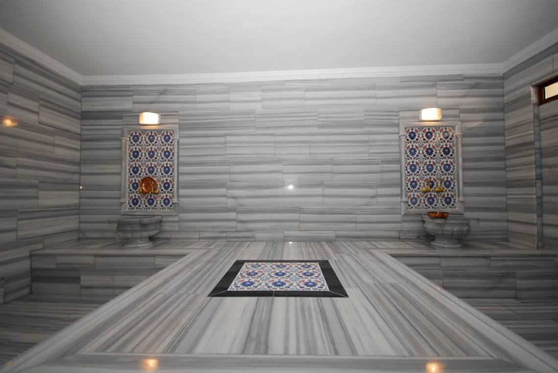Innenansicht der Sauna im Meril Hotel mit Marmorwänden und Fliesenmuster.
