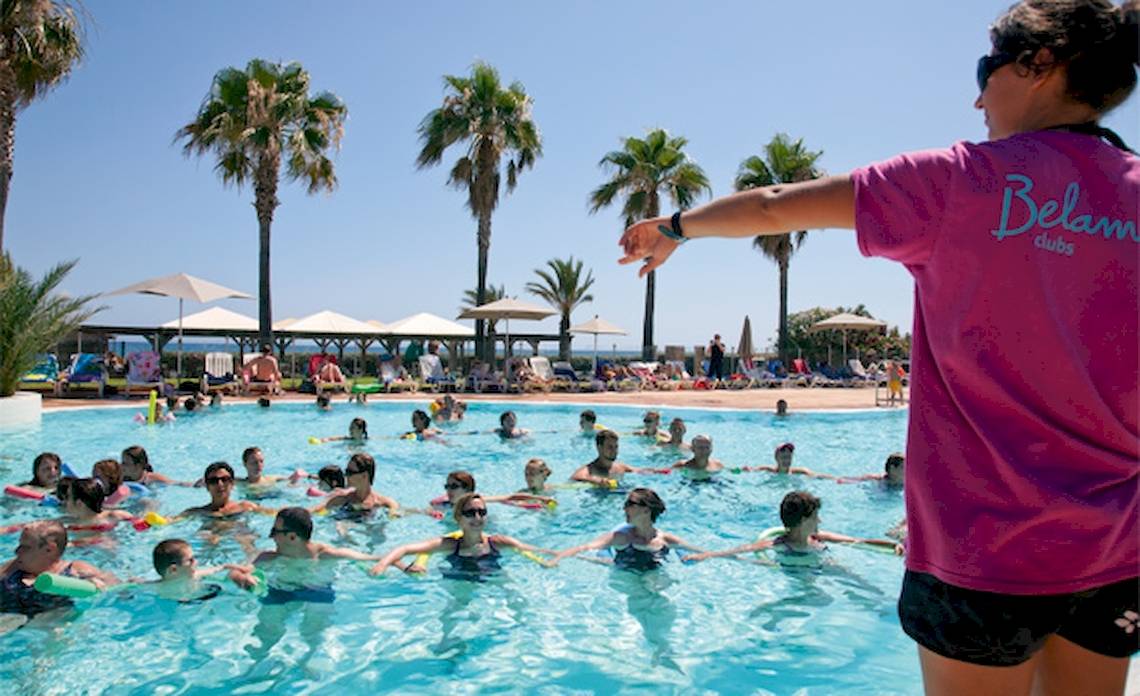 Gruppe von Teilnehmern beim Aquagym-Kurs im Belambra Clubs Pineto Schwimmbad.