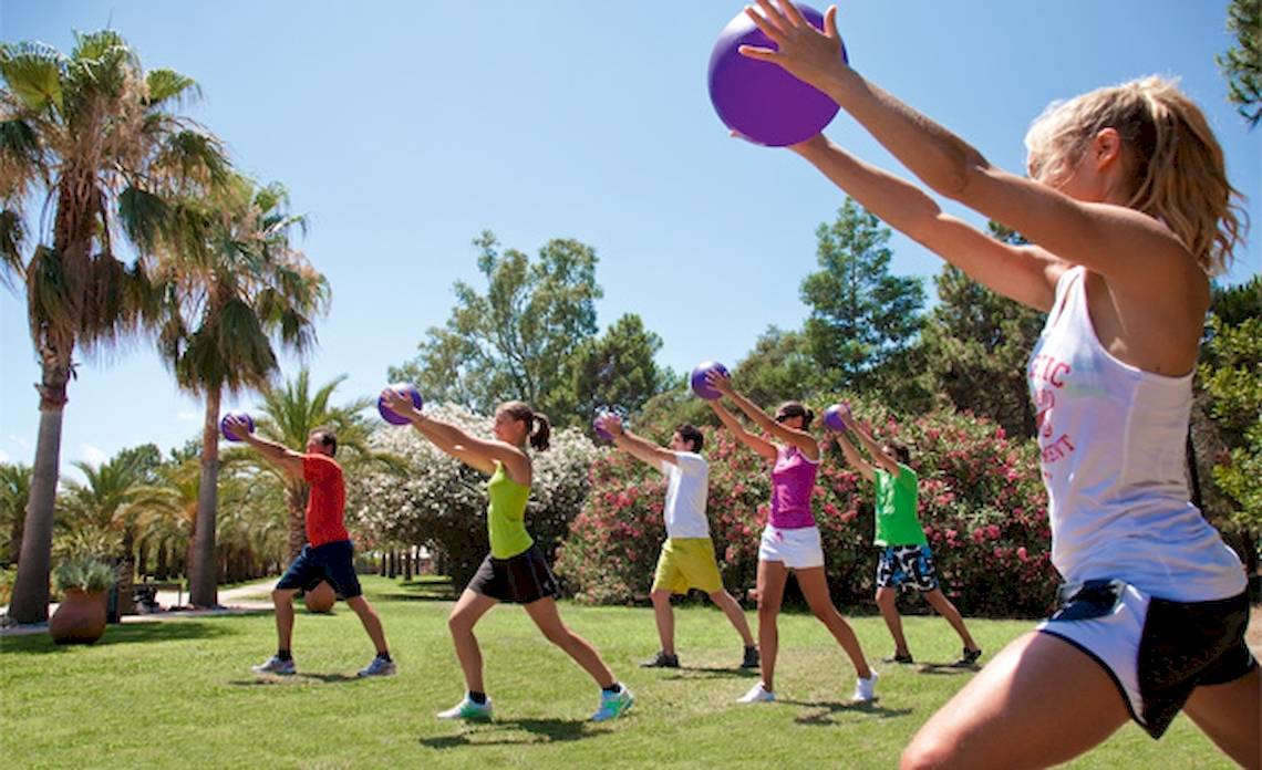 Gruppenfitnesstraining im Freien im Belambra Clubs Pineto Hotel.