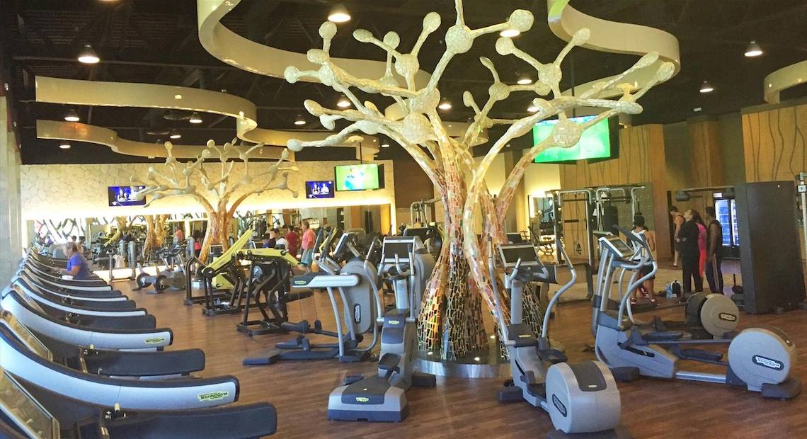 Fitnesscenter des Barcelo Maya Palace Hotels mit vielen Laufbändern und Trainingsgeräten.
