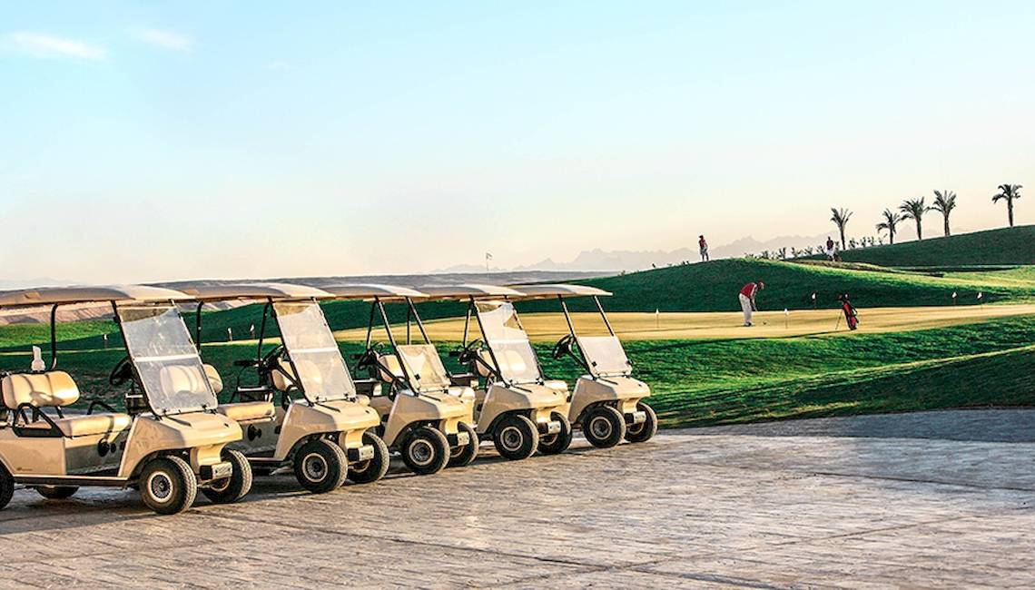 Golfwagen vom Jaz Aquaviva Hotel sind auf dem Golfplatz geparkt.