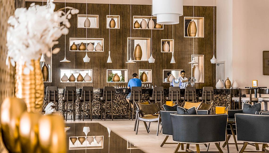 Innenansicht der Bar im Jaz Aquaviva Hotel mit Barhockern, Vasen und Dekorelementen.