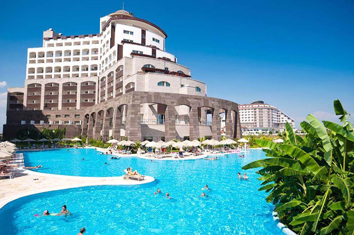 Melas Lara Hotel Außenbereich mit großem Swimmingpool und Sonnenliegen