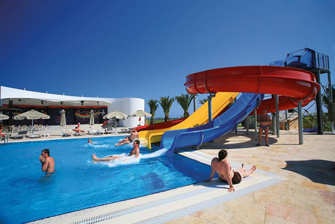 Gäste im Melas Lara Hotel genießen Wasserrutschen am Pool
