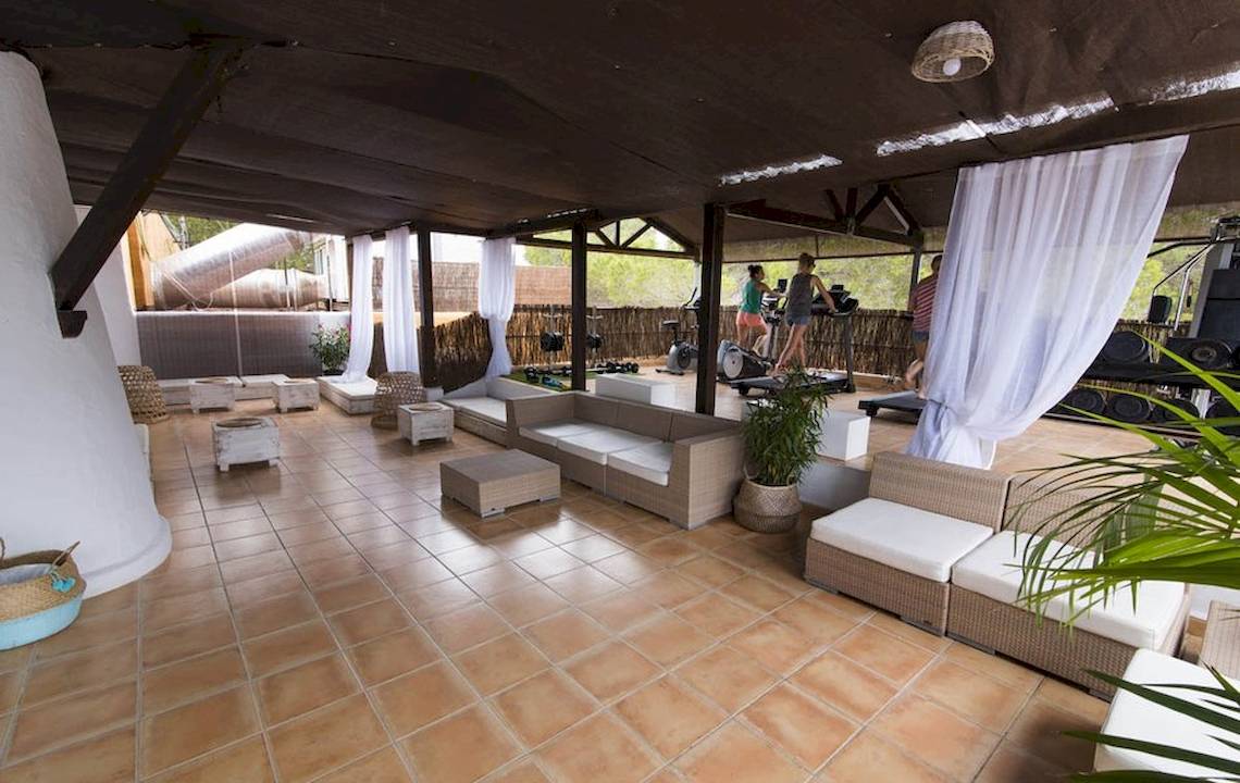 Fitnessbereich im Cala Martina by Llum Hotel mit Laufbändern und Sofas.