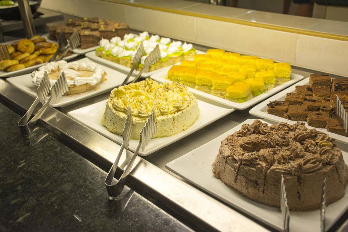 Dessertbuffet im Roc Arenas Doradas Hotel mit verschiedenen Kuchen und Gebäck.