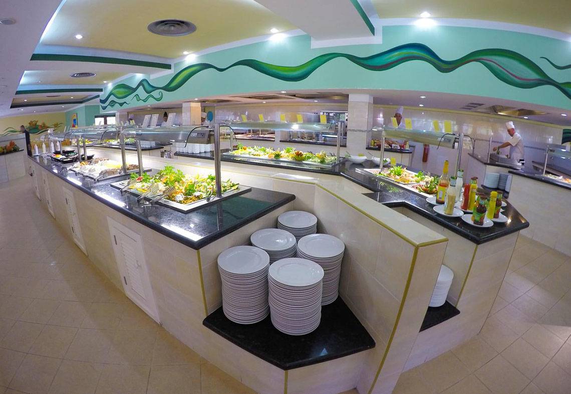 Buffetbereich im ROC Arenas Doradas Hotel mit verschiedenen Speisen und Salaten.